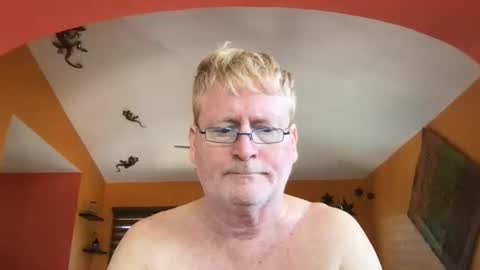 Snapshot of tomascausa chatting on 10-13-25, 05:35 Hola online show from 10-13-25, 05:35