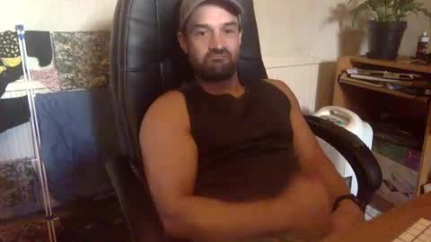 tomf1982 online show from 08-10-26, 06:06