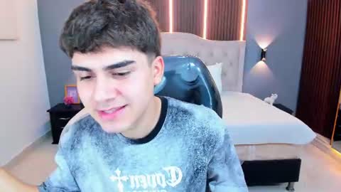 Snapshot of tommy18__ chatting on 06-12-26, 03:49 Tommy online show from 06-12-26, 03:49