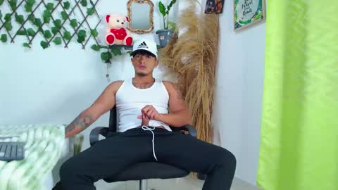 Snapshot of tommy_hotguy chatting on 10-02-25, 06:37 tommy online show from 10-02-25, 06:37