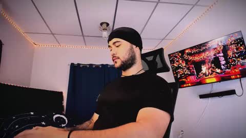 Snapshot of tommy_sccott chatting on 12-17-25, 10:27 tommy_sccott online show from 12-17-25, 10:27