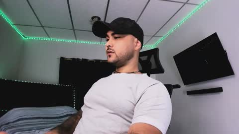 Snapshot of tommy_sccott chatting on 03-19-26, 10:36 tommy_sccott online show from 03-19-26, 10:36