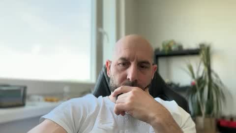 Snapshot of tommyx01 chatting on 05-18-26, 06:41 Thomas Fit online show from 05-18-26, 06:41