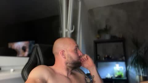 Snapshot of tommyx01 chatting on 06-05-26, 09:20 Thomas Fit online show from 06-05-26, 09:20