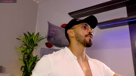 Snapshot of tony_muscle1 chatting on 05-09-26, 08:03 tony muscle1 online show from 05-09-26, 08:03