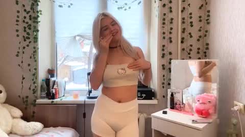 Lina online show from 12-17-25, 10:21