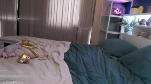 Snapshot of total_aussie_milfs chatting on 05-27-26, 01:57 Milly online show from 05-27-26, 01:57