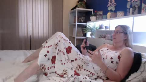 Snapshot of total_aussie_milfs chatting on 06-09-26, 11:38 Milly online show from 06-09-26, 11:38