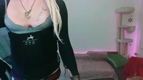 Snapshot of toyboybitchslut chatting on 12-21-24, 06:19 Patrizia online show from 12-21-24, 06:19