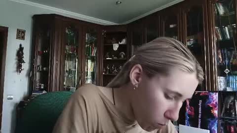 Lesly online show from 06-18-26, 08:47