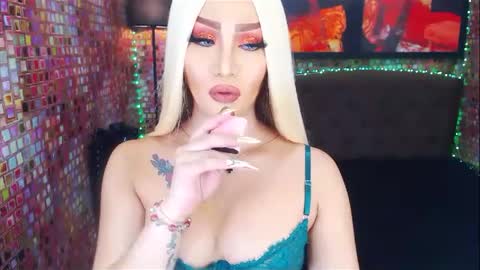 Snapshot of transplayfullolivia chatting on 02-17-25, 10:03 KYLIE BELLA  TS online show from 02-17-25, 10:03