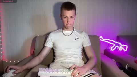 Snapshot of travis_gracile chatting on 06-18-26, 08:58 Travis online show from 06-18-26, 08:58