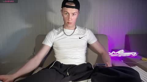 Snapshot of travis_gracile chatting on 06-19-26, 09:02 Travis online show from 06-19-26, 09:02