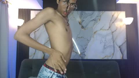 Snapshot of triiangel_latinboy chatting on 04-28-26, 02:49 Johan online show from 04-28-26, 02:49