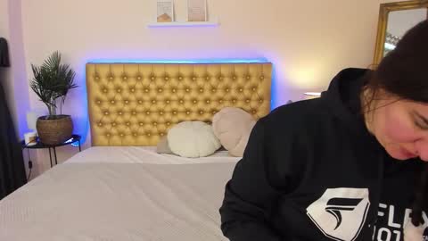 Mia online show from 02-01-26, 06:23