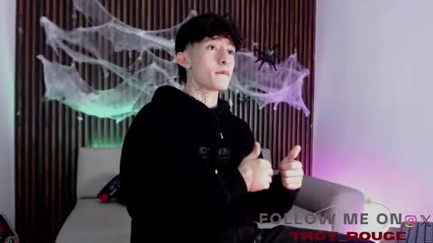 Snapshot of troy_rouge chatting on 10-27-25, 07:07 Troy online show from 10-27-25, 07:07