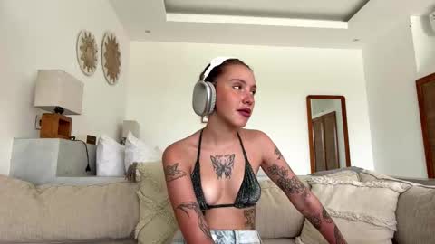 Mia online show from 02-08-26, 05:11