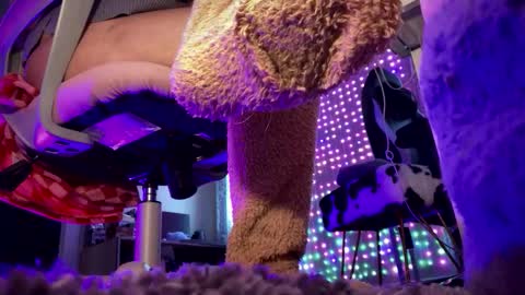 MOCHI NEXT DOOR online show from 10-14-25, 04:41