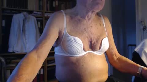 Snapshot of tubaist chatting on 01-27-25, 08:18 FINN but call me NANNA online show from 01-27-25, 08:18