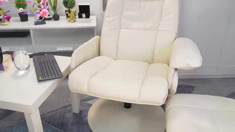 Snapshot of tunderflwer chatting on 09-19-25, 05:20 Anna online show from 09-19-25, 05:20