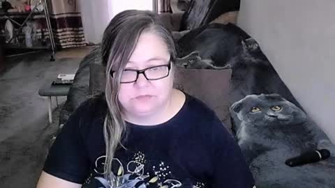 Snapshot of tviks chatting on 05-15-26, 11:01 Lana online show from 05-15-26, 11:01