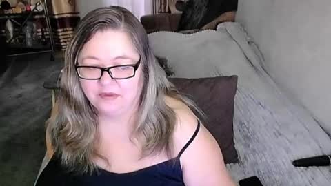 Snapshot of tviks chatting on 05-23-26, 01:33 Lana online show from 05-23-26, 01:33