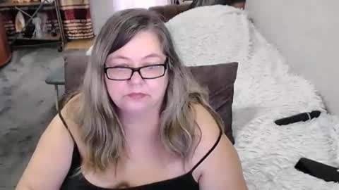 Snapshot of tviks chatting on 06-11-26, 02:53 Lana online show from 06-11-26, 02:53