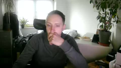 Snapshot of tw1ky9o chatting on 12-16-24, 09:14 Tobi online show from 12-16-24, 09:14