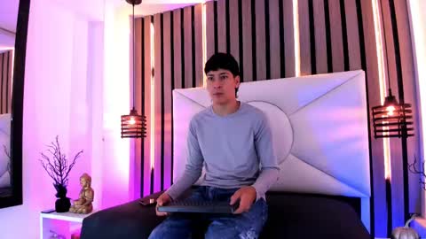Snapshot of twink_bunny chatting on 10-18-25, 12:39 samu online show from 10-18-25, 12:39