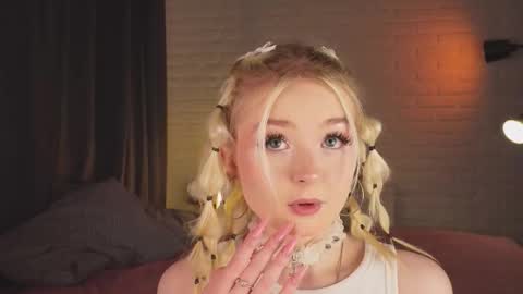 twinklefluff online show from 10-18-25, 03:57