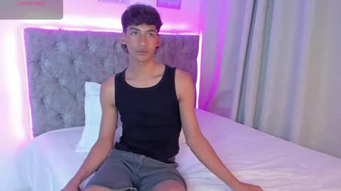 Snapshot of twinksboys_23 chatting on 05-11-26, 02:01 twinksboys_23 online show from 05-11-26, 02:01
