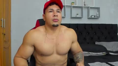 tyler_hank1 online show from 07-05-26, 11:12