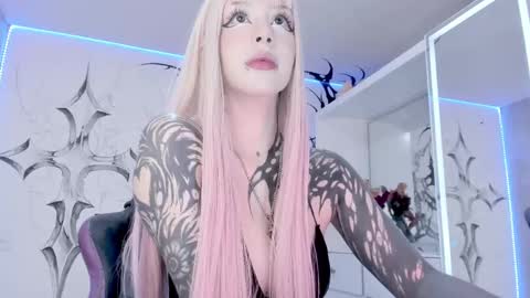 Snapshot of unachimbaherida chatting on 02-19-25, 03:28 Elle Danielle online show from 02-19-25, 03:28