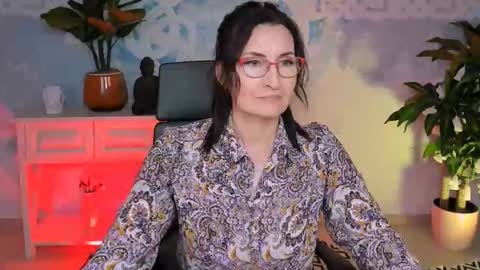 UnaTera online show from 10-31-25, 09:10