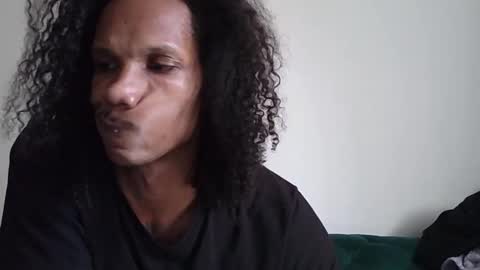 Snapshot of uniballboy chatting on 03-25-26, 01:39 Uni Ball online show from 03-25-26, 01:39