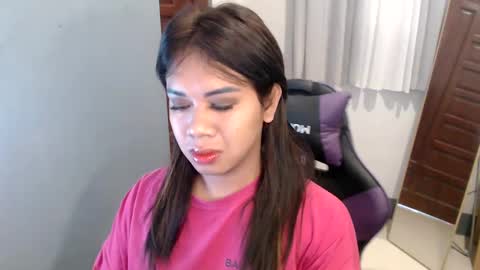 Snapshot of ur_cutiesthotasianxx chatting on 12-21-24, 11:34 Vee online show from 12-21-24, 11:34