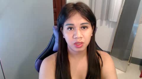 Snapshot of ur_cutiesthotasianxx chatting on 12-23-24, 08:11 Vee online show from 12-23-24, 08:11