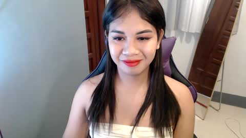 Snapshot of ur_cutiesthotasianxx chatting on 12-30-24, 03:25 Vee online show from 12-30-24, 03:25