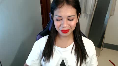 Snapshot of ur_cutiesthotasianxx chatting on 01-01-25, 05:54 Vee online show from 01-01-25, 05:54