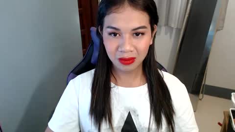 Snapshot of ur_cutiesthotasianxx chatting on 01-01-25, 02:42 Vee online show from 01-01-25, 02:42