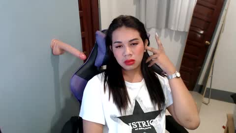 Snapshot of ur_cutiesthotasianxx chatting on 01-01-25, 05:44 Vee online show from 01-01-25, 05:44