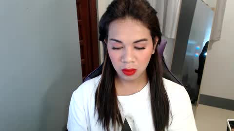 Snapshot of ur_cutiesthotasianxx chatting on 01-02-25, 02:22 Vee online show from 01-02-25, 02:22