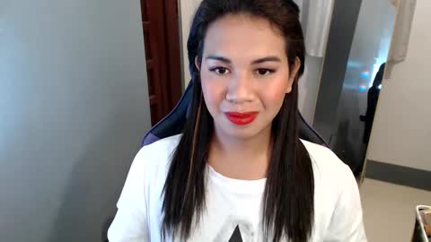 Snapshot of ur_cutiesthotasianxx chatting on 01-02-25, 08:28 Vee online show from 01-02-25, 08:28