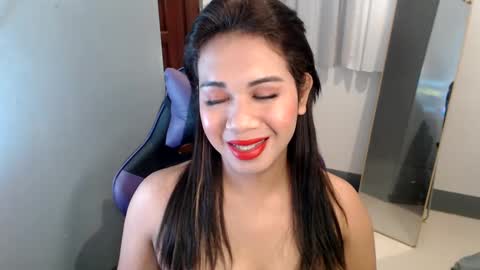 Snapshot of ur_cutiesthotasianxx chatting on 01-03-25, 06:44 Vee online show from 01-03-25, 06:44