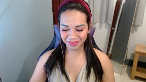 Snapshot of ur_cutiesthotasianxx chatting on 01-04-25, 11:17 Vee online show from 01-04-25, 11:17