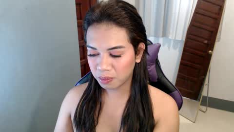 Snapshot of ur_cutiesthotasianxx chatting on 01-06-25, 04:47 Vee online show from 01-06-25, 04:47