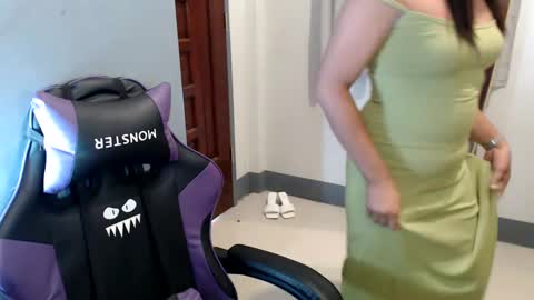 Snapshot of ur_cutiesthotasianxx chatting on 01-08-25, 03:29 Vee online show from 01-08-25, 03:29