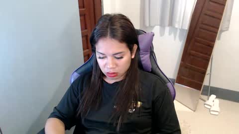 Snapshot of ur_cutiesthotasianxx chatting on 01-10-25, 05:26 Vee online show from 01-10-25, 05:26