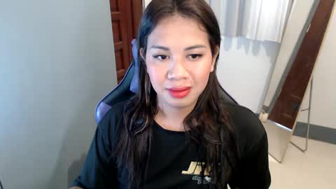 Snapshot of ur_cutiesthotasianxx chatting on 01-11-25, 02:52 Vee online show from 01-11-25, 02:52