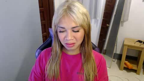 Snapshot of ur_cutiesthotasianxx chatting on 01-19-25, 07:04 Vee online show from 01-19-25, 07:04